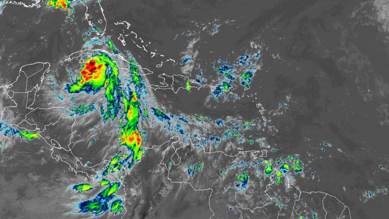 Fuertes tormentas se acercan a la región metropolitana de Miami-Dade  mientras avanza la tormenta Laura
