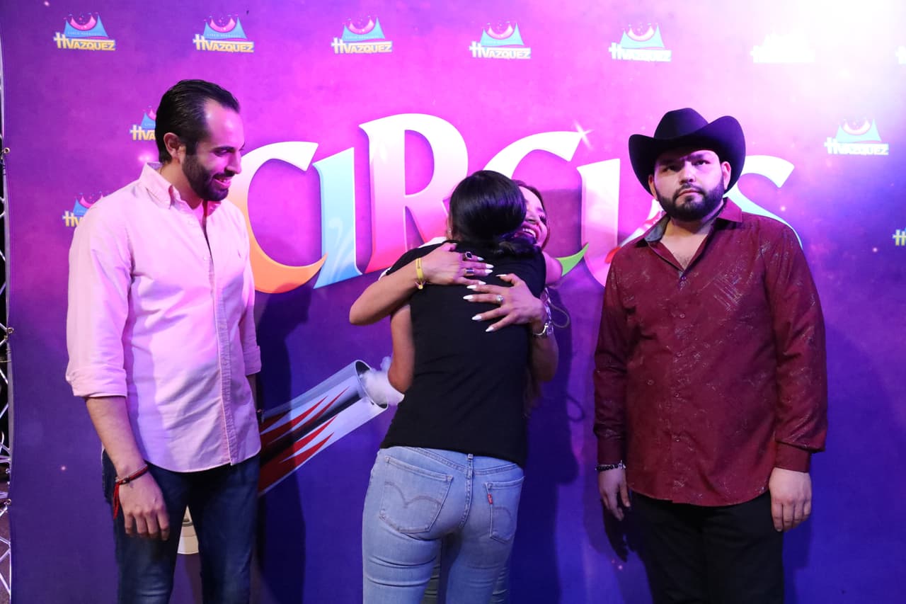 Y demostrarles su cariño.... a La Bronca. No pongas cara Tambochi.