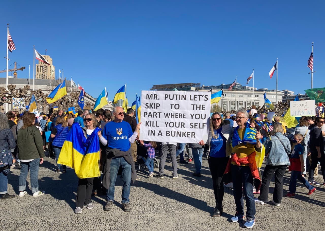 Los carteles que mostraron los manifestantes tenían mensajes como
<b>“detengan la guerra”</b>, “salven a Ucrania”,
<b>“paren la guerra de Rusia”</b>, “paren a Putin; salven vidas” y
<b>“apoyen a Ucrania”</b>, entre otros.
<br>