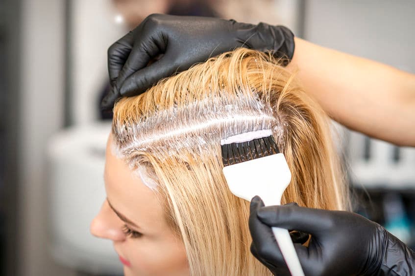 Hay ocasiones en las que el cambiarnos de look va más allá de un simple corte de cabello, y al final terminamos haciendo algo más radical como teñirlo.