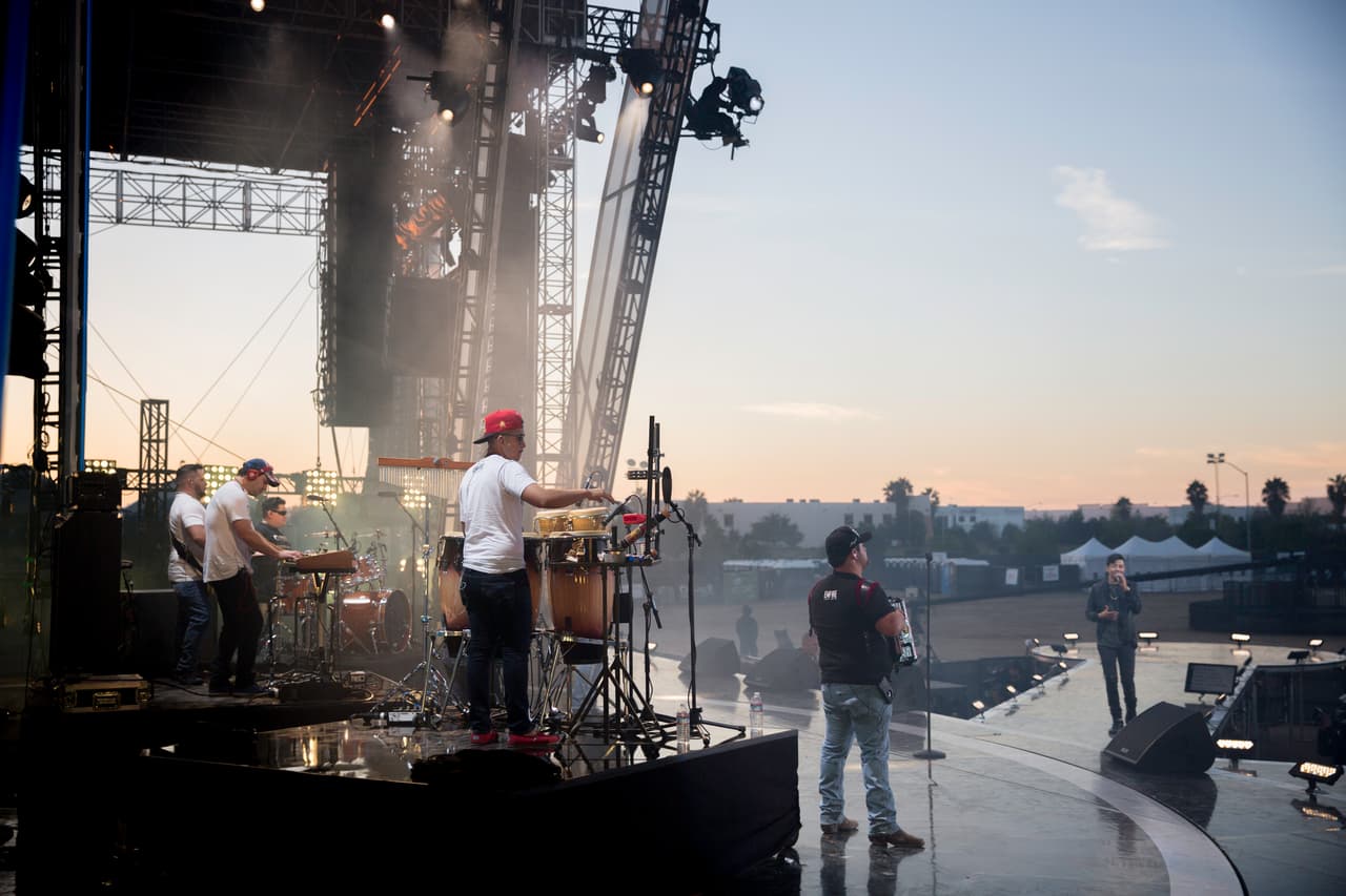 Luis Coronel y su banda Legado Real en los ensayos.