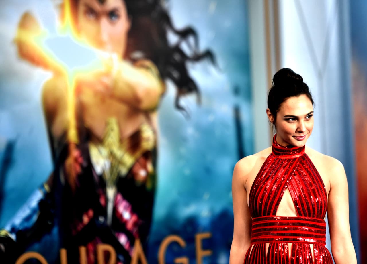 Desde su estreno en América del norte el pasado fin de semana 'Wonder Woman' superó las expectativas en taquilla con un estimado de 100,5 millones de dólares, convirtiéndose en el mejor estreno de una directora (Patty Jenkins) después de 'Fifty Shades of Grey' en el 2015.