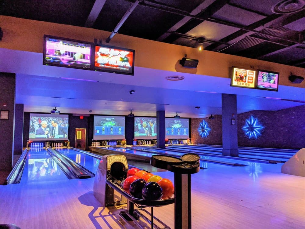 <b>Lucky Strike – Philadelphia</b>
<br>Dirección: 1336 Chestnut St Philadelphia, PA 19107
<br>Teléfono: (215) 344-7260
<br>Sitio web:
<a href="https://www.luckystrikeent.com">https://www.luckystrikeent.com</a>
<br>
<b><a href="https://www.yelp.com/map/lucky-strike-philadelphia-philadelphia-4">Cómo llegar</a></b>
<br>
<br>Salón de juegos con restaurante, bar, pista de bolos, laser tag, máquinas de videojuegos y mucho más.