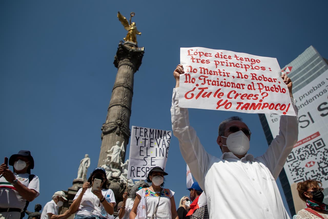 Un grupo de manifestantes participan en una protesta contra la consulta de revocación de mandato del presidente Andrés Manuel López Obrador en la Ciudad de México el 3 de abril de 2022.