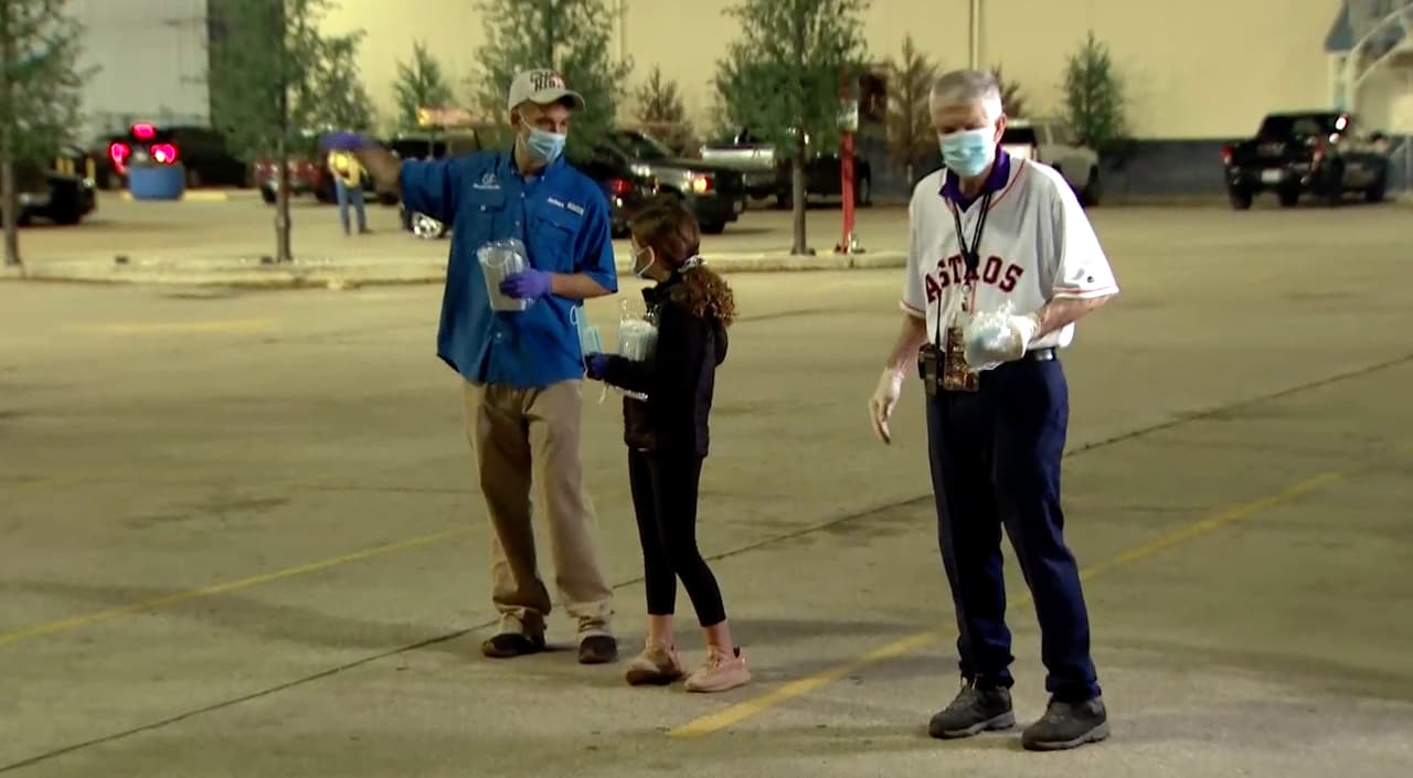 Desde temprana hora en la madrugada se llevó a cabo la distribución que estuvo supervisada por el filántropo.