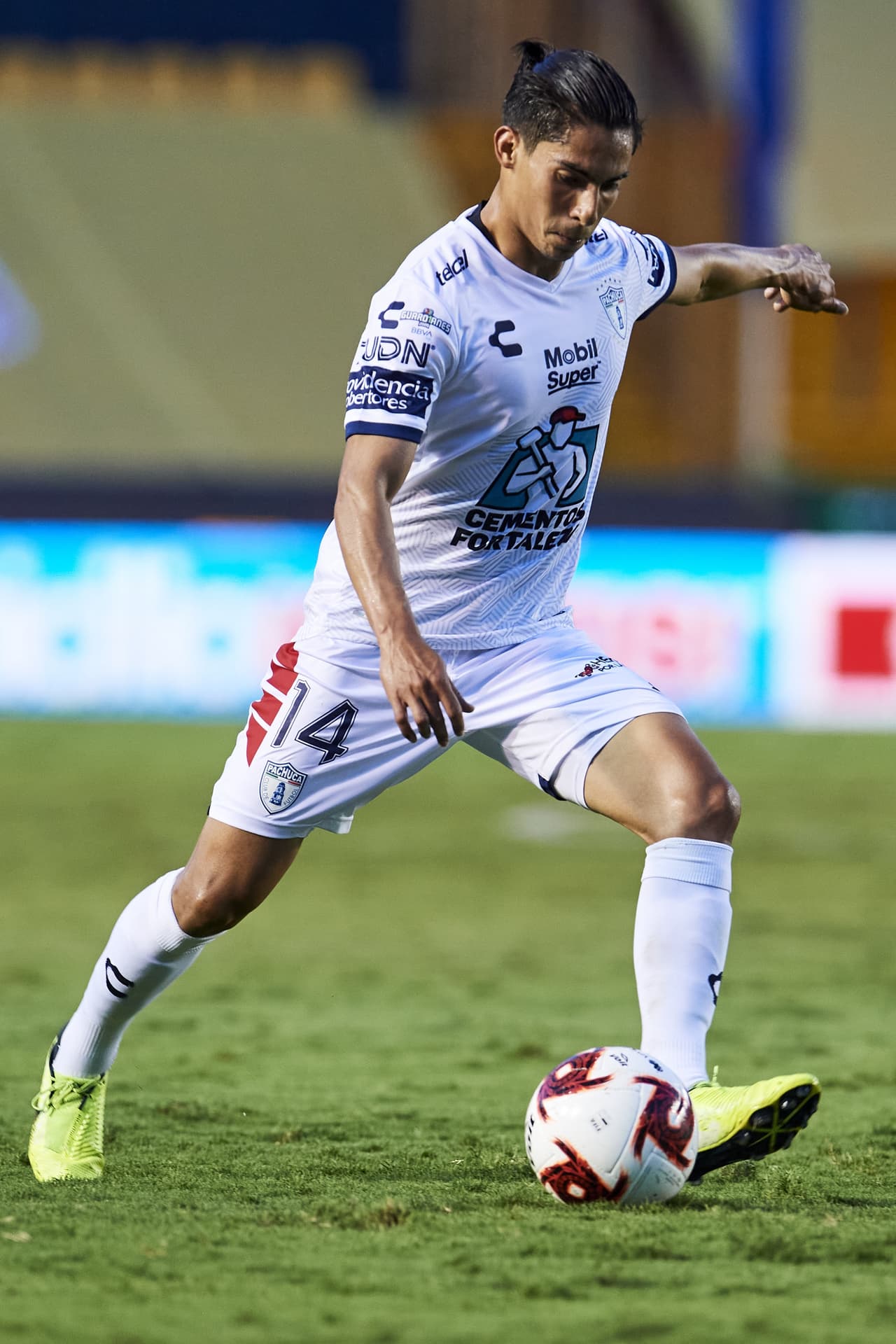 El mediocampista mexicano de Pachuca demostró, a sus 23 años, ser uno de los mejores cinco jugadores en su posición; su valor aproximado en el mercado es de 7 millones de dólares.