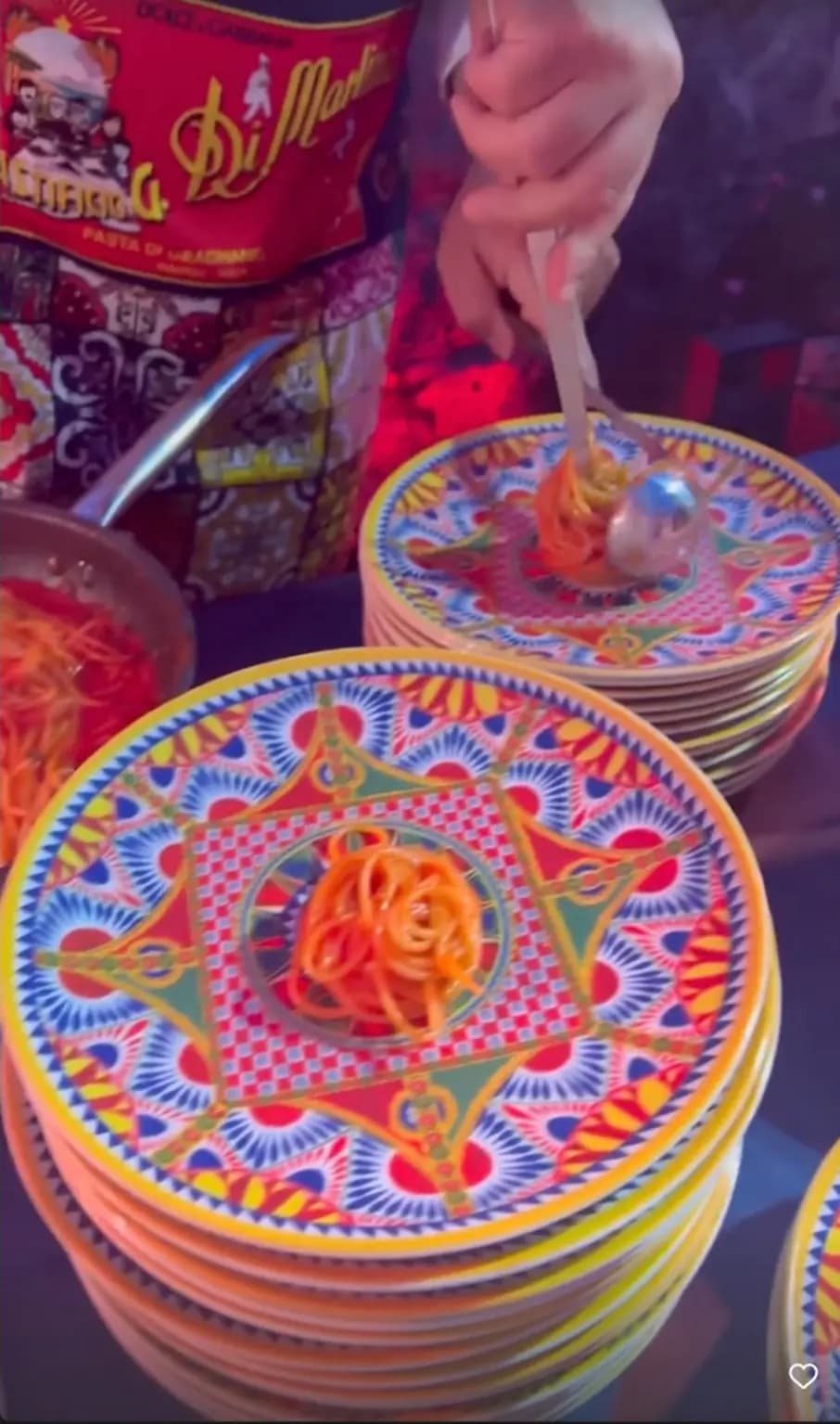 Pero en el material que compartió Kylie Jenner se ve a un chef que usa un cucharón y pinzas para servir pasta. 
<br>