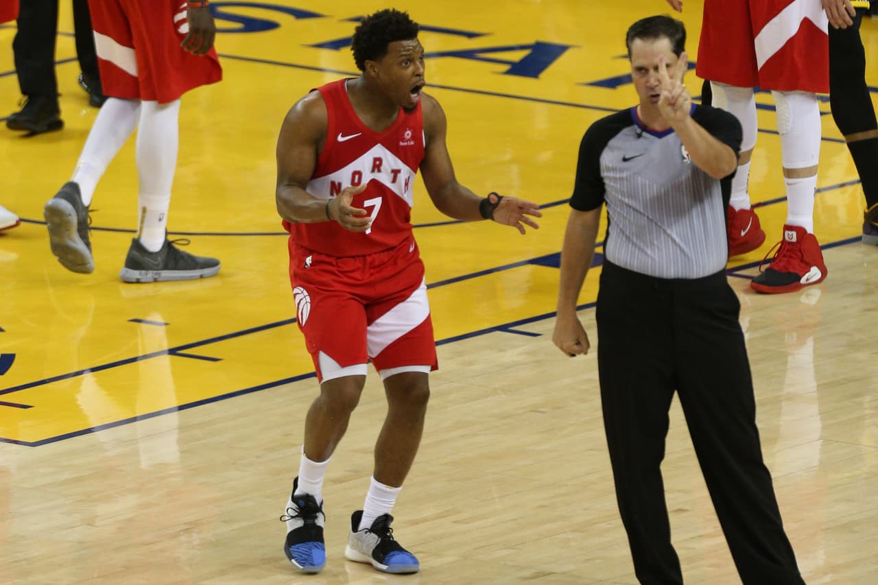 Kyle Lowry (7) también cometió su cuarta falta personal, en lo que fue un periodo muy complciado para los Raptors.