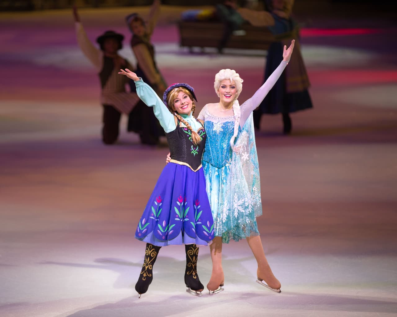 Las hermanas 
<b>Anna, Elsa </b>y el mono de nieve 
<b>Olaf</b> de la película de 
<b>Frozen</b> serán las estrellas al estar en su ambiente sobre hielo.