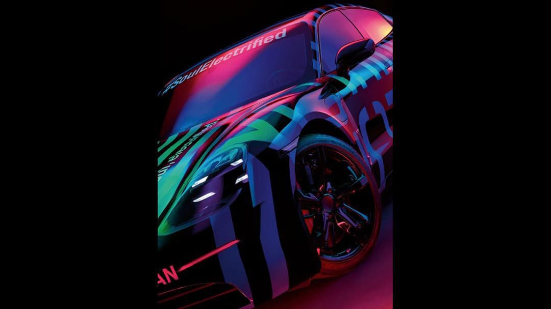 Esta imagen deja ver claramente el diseño de los rines de aleación del auto de producción, pero lamentablemente la imagen fue cortada justo en el lugar preciso para no dejarnos ver si el Taycan mantendra la apertura de las
<b>puertas traseras tipo suicida</b> del Mission E Concept (la apertura de las puertas del Porsche Mission E Cross Turismo Concept son de estilo convencional).