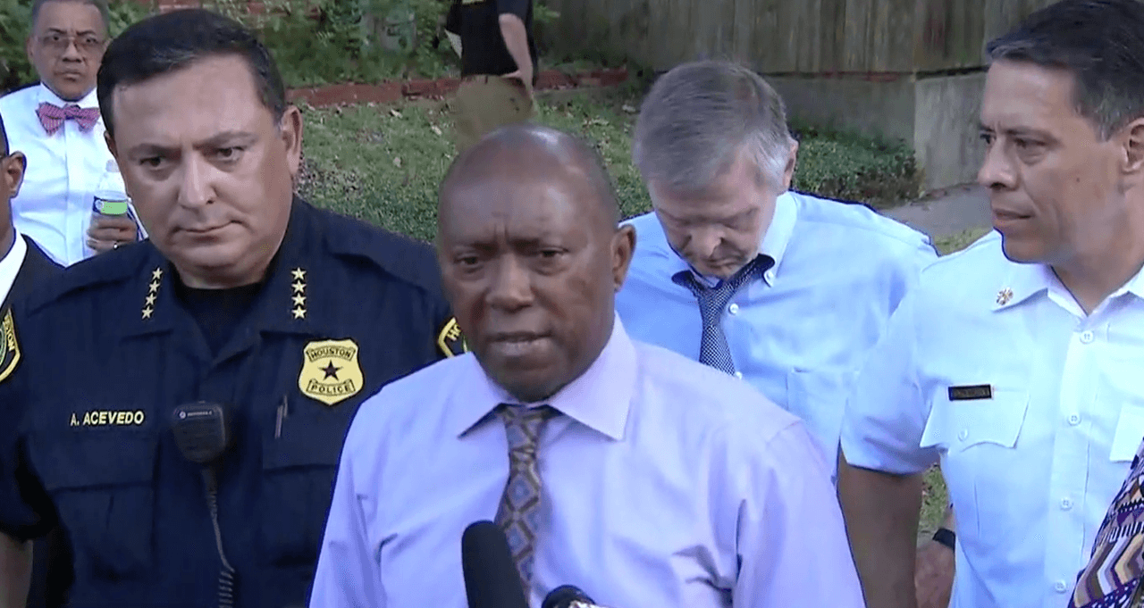 El arresto de este joven texano que trató de explotar un monumento confederado condujo al decomiso de un peligroso cargamento