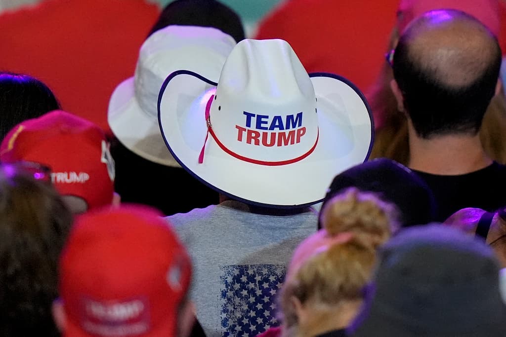 "Con la delincuencia en niveles récord, con terroristas y criminales llegando en tropel y con la inflación devorando sus corazones, voten por Donald Trump", dijo a los neoyorquinos.