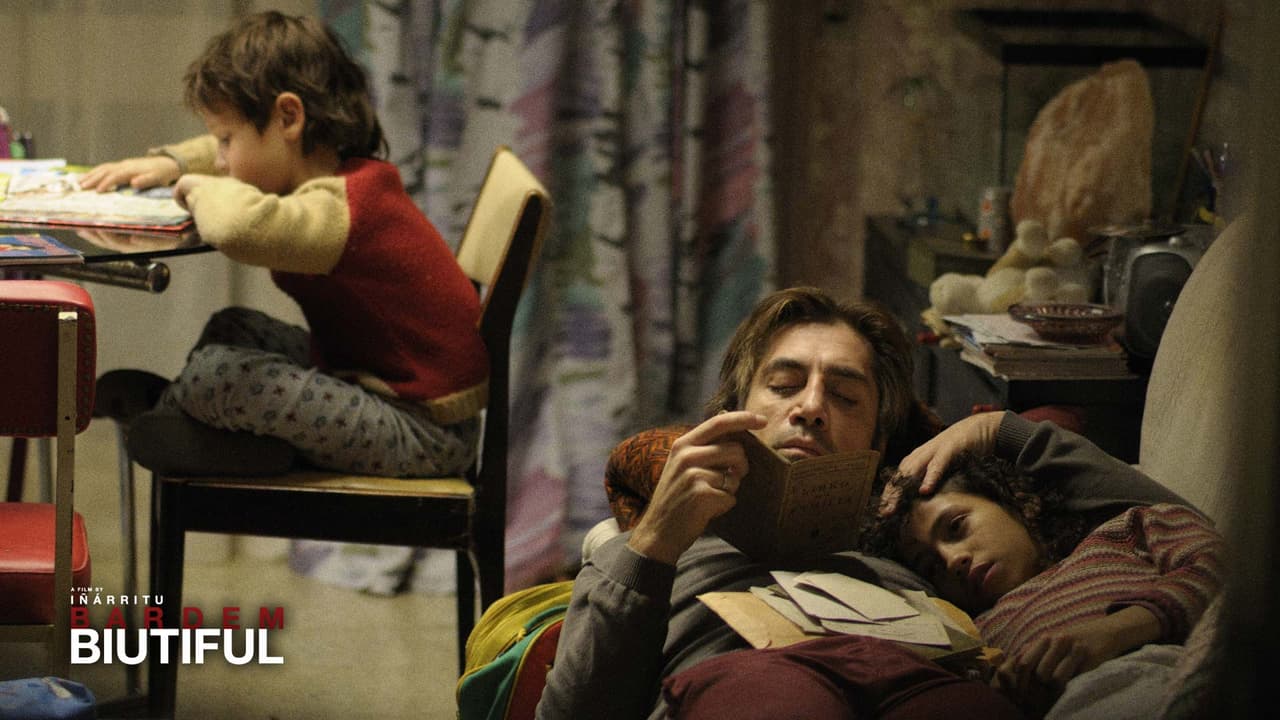 Biutiful(2010), México, EspañaDirector: Alejandro González IñárrituReparto: Javier Bardem, Maricel Álvarez, Hanaa Bouchaib 'Papá, cómo se escribe Beautiful?''Así, como suena'Un drama con todas las letras. Uxbal, padre de dos hijos, lucha contra un cáncer terminal, el crimen de Barcelona, y su ex-mujer abusiva con depresión. Estuvo nominada a dos Oscar.