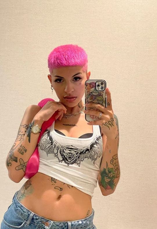 Su estilo es otro de los aspectos más comentados de la cantante, quien presume con orgullo los diversos tatuajes que tiene por todo el cuerpo.