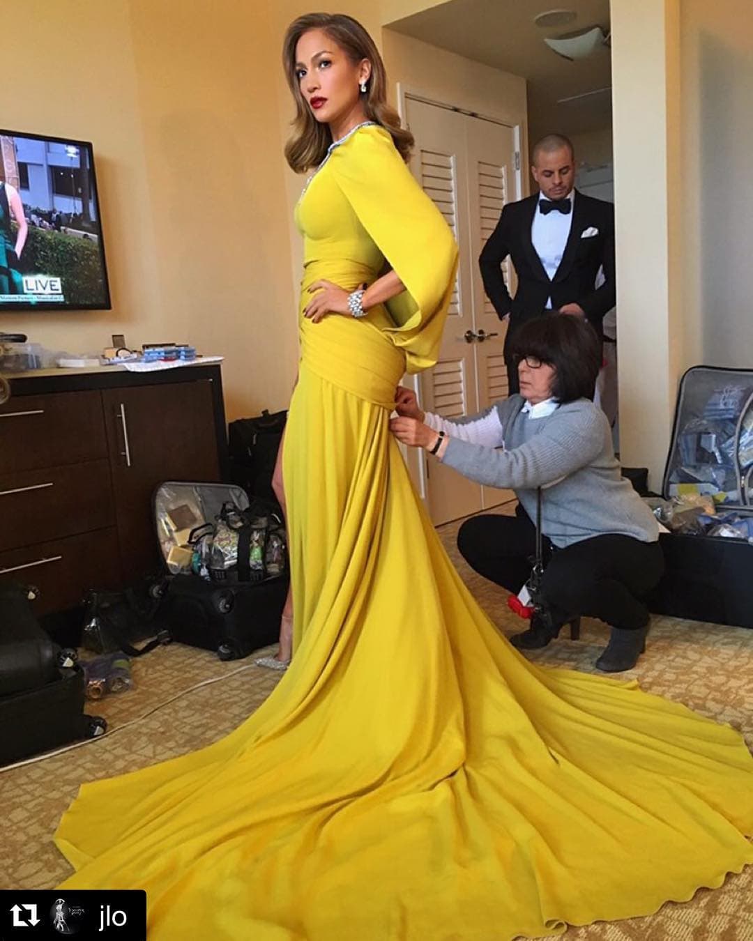 JLo en los últimos ajustes de su vestido. Claro, Casper no perdió detalle.