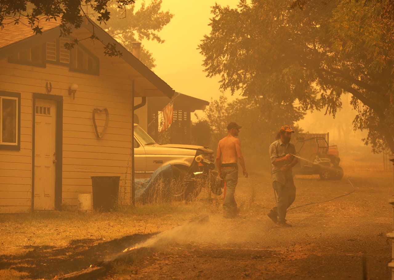 Los bajos niveles de humedad en la región propician que las llamas avancen a 120 pies por minuto, una velocidad que le impide a los brigadistas ganarle terreno al fuego.