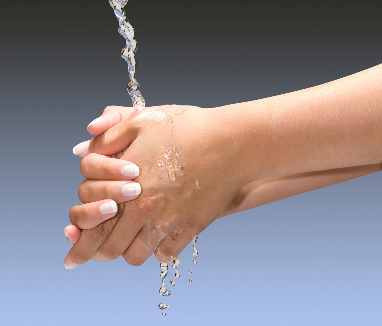 Evita el contacto con agua muy fría o muy caliente. La temperatura extrema del agua, sobre todo muy caliente, puede dañar el esmalte. Recuerda que la apariencia de las manos es una de tus cartas de presentación.