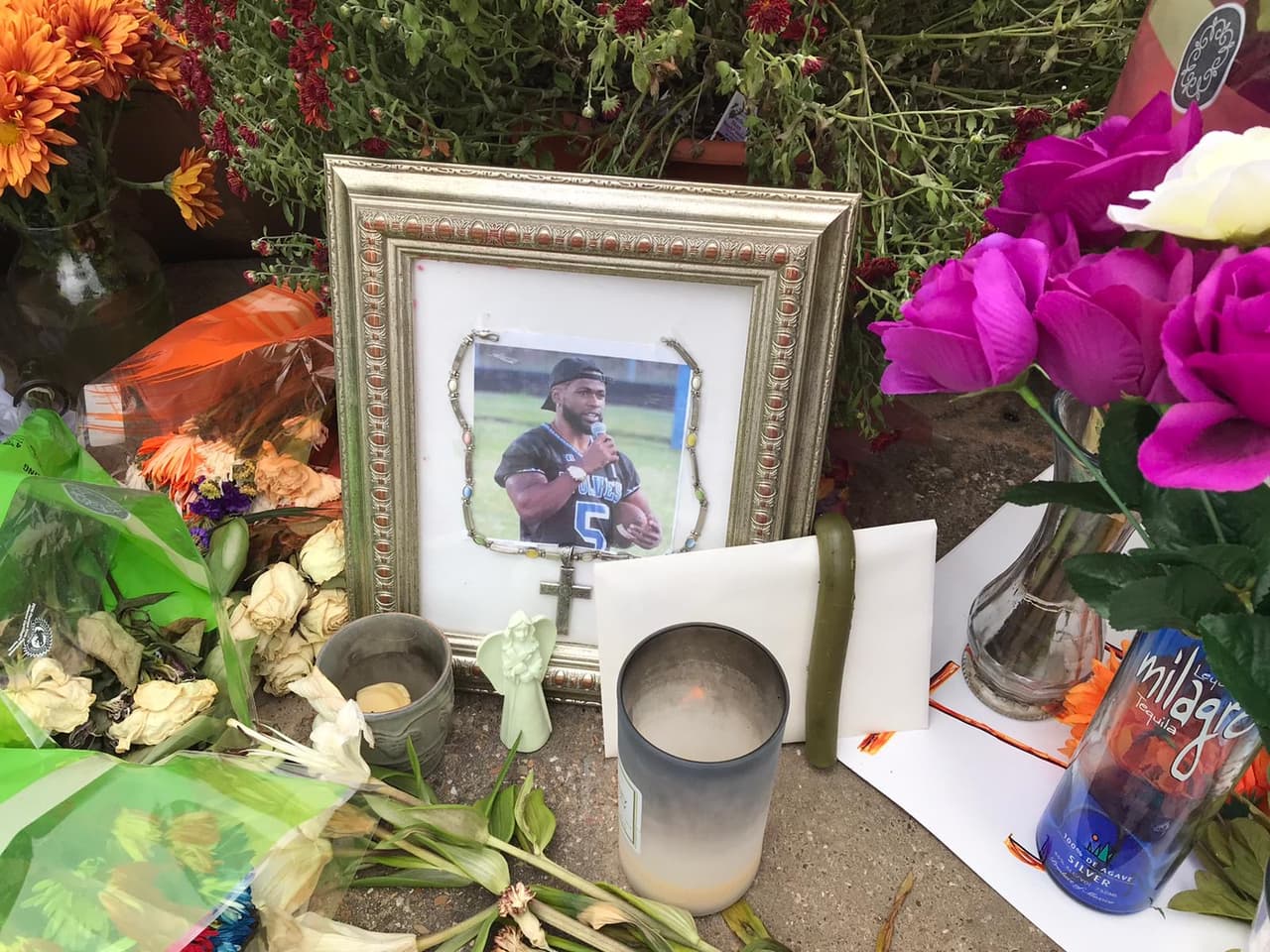 Crean altar en memoria de Jonathan Price, el hombre de 31 años que perdió la vida a manos de el ex oficial Shaun Lucas