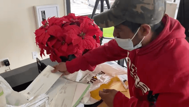 Campesino inmigrante recibe un cobro del IRS por declarar sus impuestos con un número ITIN vencido