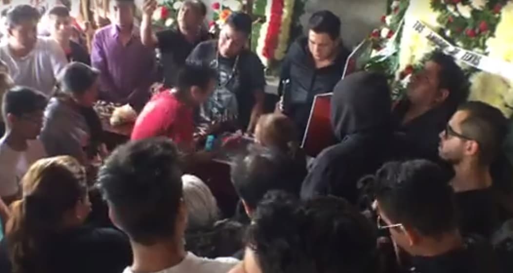 Familiares, amigos y paisanos pasaban en orden a despedirse de Virgilio, mientras los integrantes de su banda Tierra Mojada, montaban guardia.