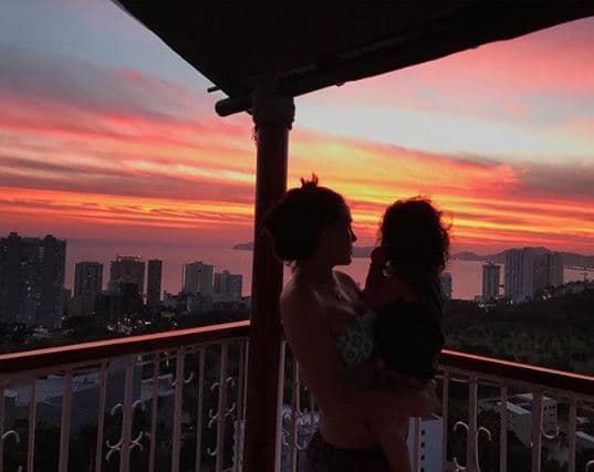 Para darle la bienvenida al Año Nuevo, la actriz y su esposo Alberto Guerra, así como su pequeña hija Lúa, viajaron hasta las playas de Acapulco, Guerrero (al sur de México).