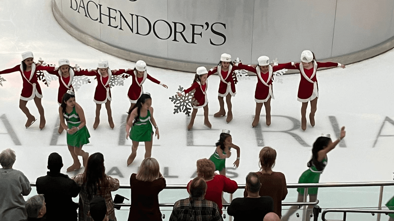El espectáculo de patinaje incluyó bailes navideños, saltos, giros y mucha música tradicional de la época decembrina.