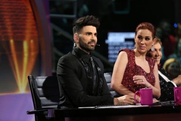 La gala arrancó con un homenaje a Selena. Las chicas se lucieron como nunca en unos retos que fueron diseñados para cada una de ellas. Mariana tuvo su propio show junto a Carlos Calderón, Francisca se robó el show con su personaje de Mela la Melaza, Clarissa se llevó senda ovación gracias a su merengue, Catherine imitó a JLo y Nathalia interpretó a Catalina Creel junto al actor Sebastián Ligarde. La hondureña Nathalia Casco ha demostrado ser imbatible en esta temporada de Nuestra Belleza Latina. Y es que al parecer no hay quien la baje del trono de la belleza. ¡Hasta a su BFF, Geisha, sacó de la competencia!