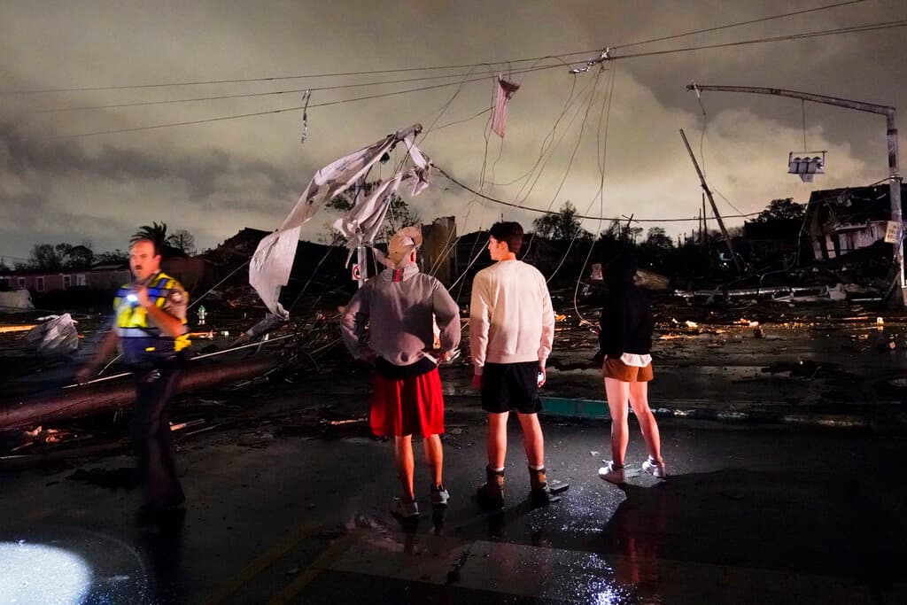 Autoridades supervisan el área afectada por el potente huracán que golpeó partes de Nueva Orleans y sus suburbios el martes por la noche. Hace 17 años el 
<a href="https://www.univision.com/noticias/fenomenos-naturales/grand-isle-pueblo-louisiana-huracan-ida-devastador-katrina-fotos">huracán Katrina</a> golpeó la misma zona.