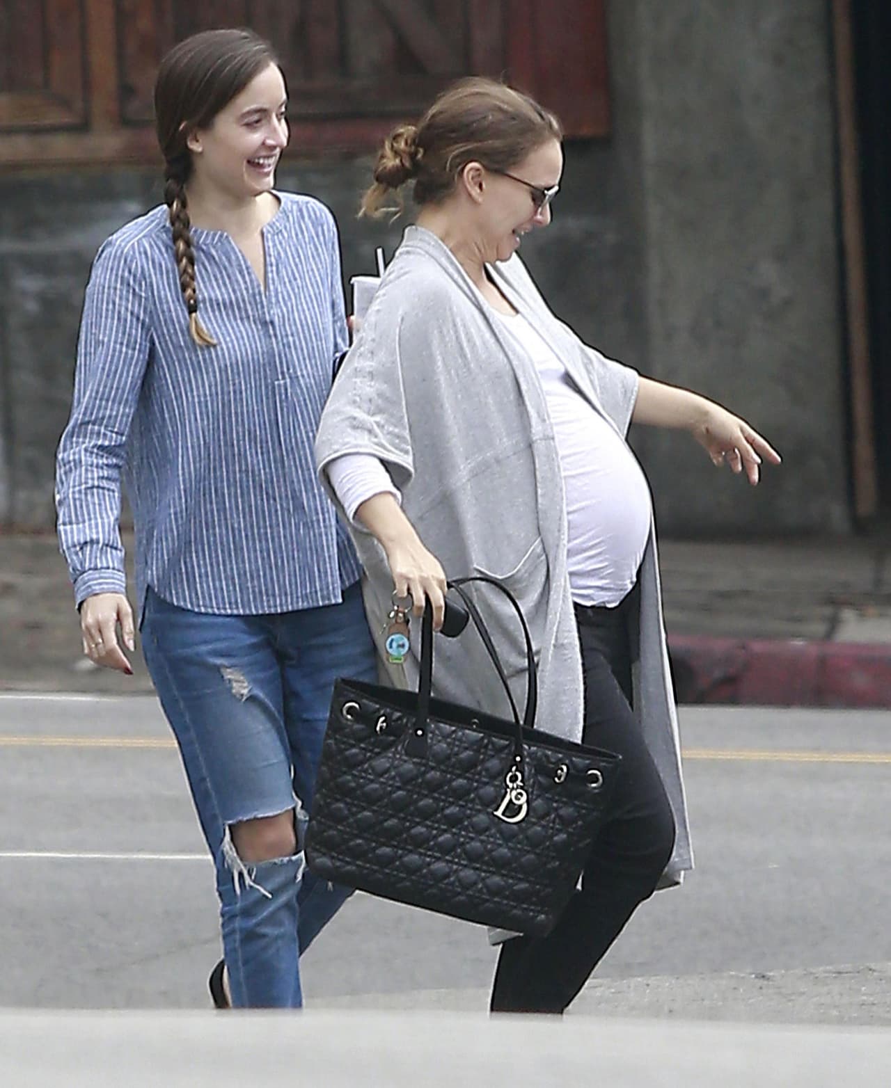 Natalie luce muy bella con su barriga.