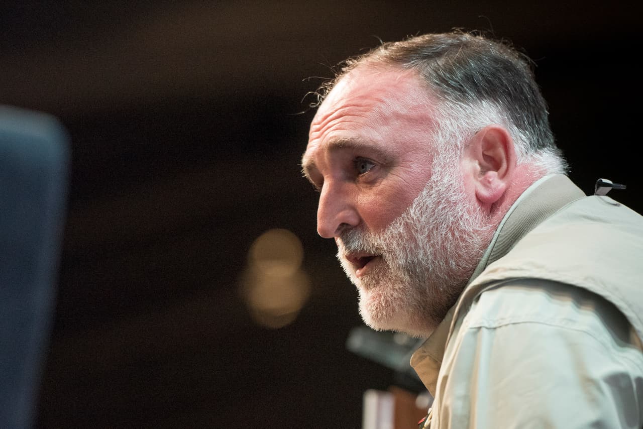 <b>Puesto 7. José Andrés, World Central Kitchen. </b>A través de su fundación el chef y dueño de restaurantes se ha dedicado a alimentar a los afectados por la crisis. Llevó comida a cruceros en cuarentena y ha servido casi 100,000 raciones al día a trabajadores indispensables. Convirtió el estadio de béisbol de los Nacionales de Washington en una enorme cocina comunitaria para servir a los residentes de de la capital.