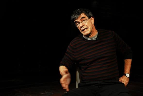 "Y es más barato que el teatro individual, que es el psicoanálisis, donde cada uno es el protagonista de la tragedia que quiera formular: puede ser Antígona, puede ser Edipo o matar al padre", señaló Bartis con ironía sobre la inclinación de los porteños a desentrañar sus traumas en un diván.