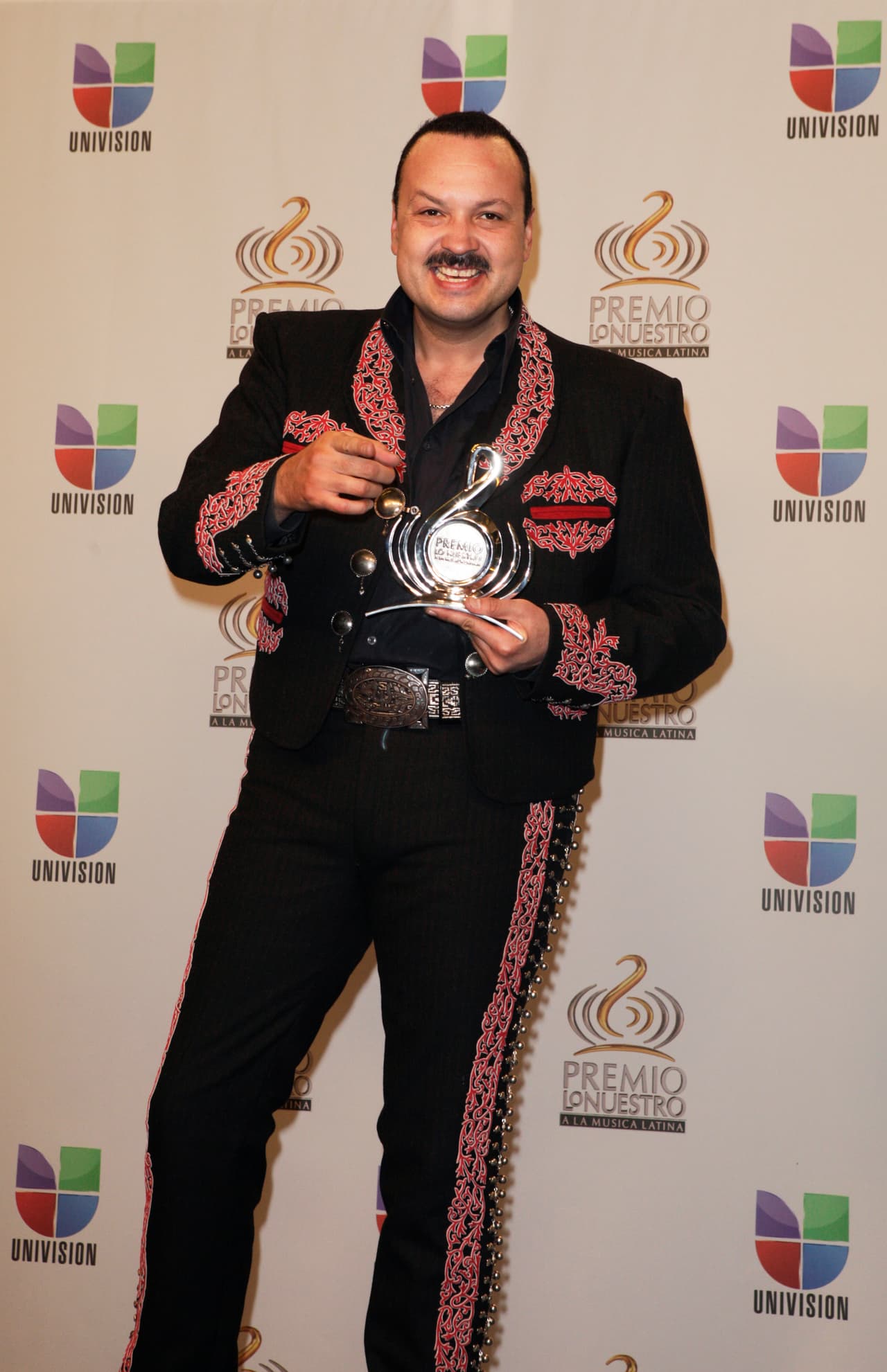 Pepe Aguilar ha sido otro de los infantables en Premio Lo Nuestro y en 2012 obtuvo el Premio a la Excelencia.
