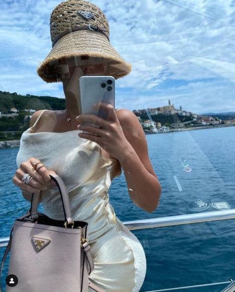 Prada es otra firma de lujo que destaca en la colección de la 'socialité', este modelo es un 
<b>Panier</b> de cuero saffiano en color rosa palo con un precio por arriba de los $3,000 dólares. Curiosamente, para este 'outfit' lo combinó con un sombrero de pescador de la misma marca.