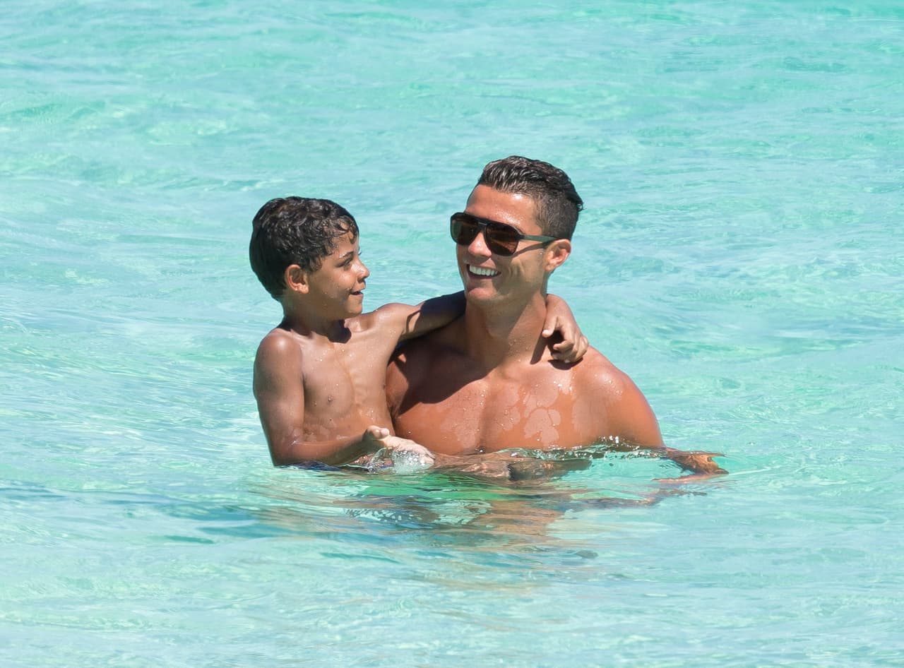 El jugador del Real Madrid y su hijo Cristiano Ronaldo Jr. recibirán próximamente a dos nuevos miembros en su familia, gemelos concebidos también por vientre de alquiler.