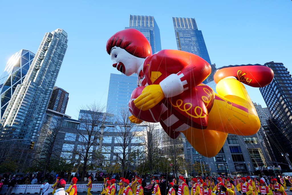 Ronald McDonald llegó al desfile como globo, el cual fue acompañado por decenas de payasos de la icónica cadena de hamburguesas.