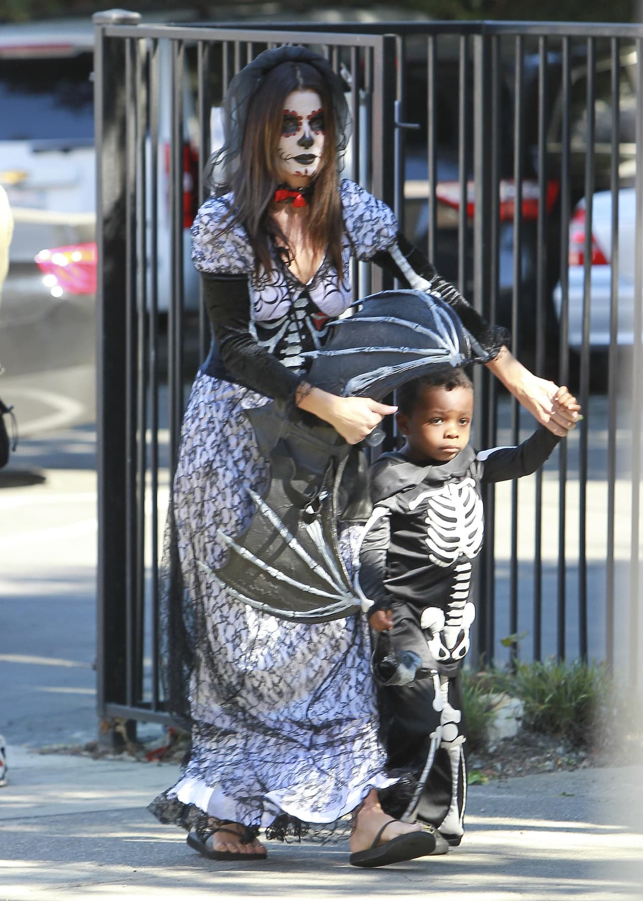 Dos esqueletos de lo más agraciados caminaron juntos.