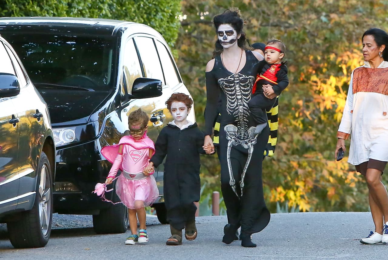 Camila Alves, la modelo, actriz y esposa de Matthew McConaughey llevó a sus tres pequeños al 'Trick-or-Treat' disfrazada de la parca también.