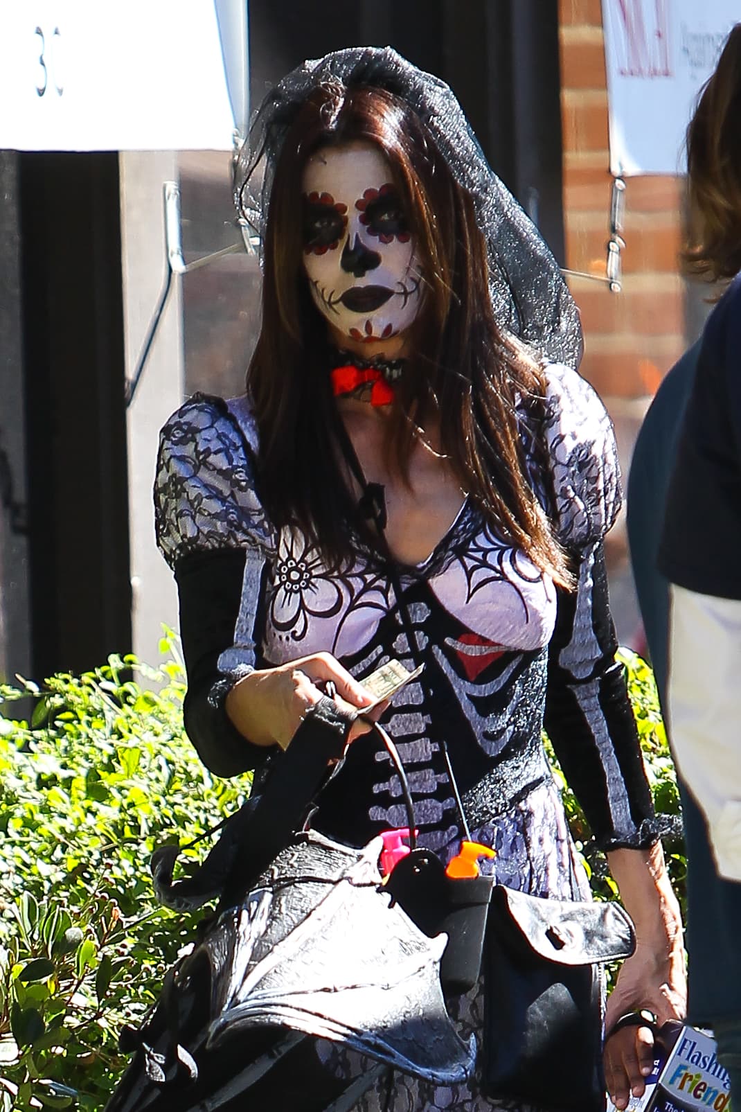 Fue en octubre de hace dos años cuando Bullock apareció en las calles de Los Ángeles vestida así.