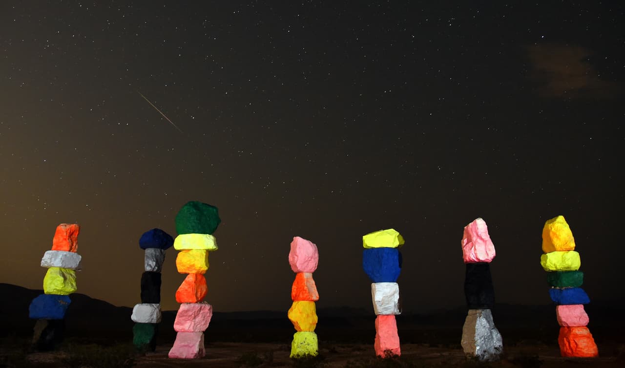 Florent Deleflie, astrónomo del Observatorio de París, aconseja "mantener los ojos en el cielo porque algunos fenómenos muy furtivos o algunas estrellas fugaces muy pequeñas solo son visibles si se mira permanentemente la bóveda celeste". Los meteoritos desde la ciudad de Jean, Nevada. 13 de agosto de 2018.