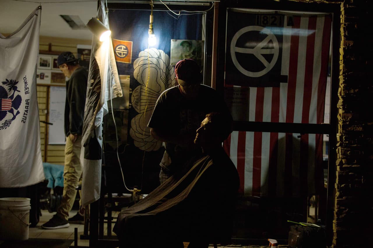 Los veteranos deportados no tienen derecho a todas las compensaciones que les corresponderían si vivieran en los EEUU, aunque tienen las mismas dificultades que los veteranos nacidos en Estados Unidos: quedar desempleados o padecer de ‘síndrome de estrés postraumático’ y no recibir la atención médica adecuada. En ‘el búnker’ los veteranoss encuentran comunidad, comidas y un refugio temporal.