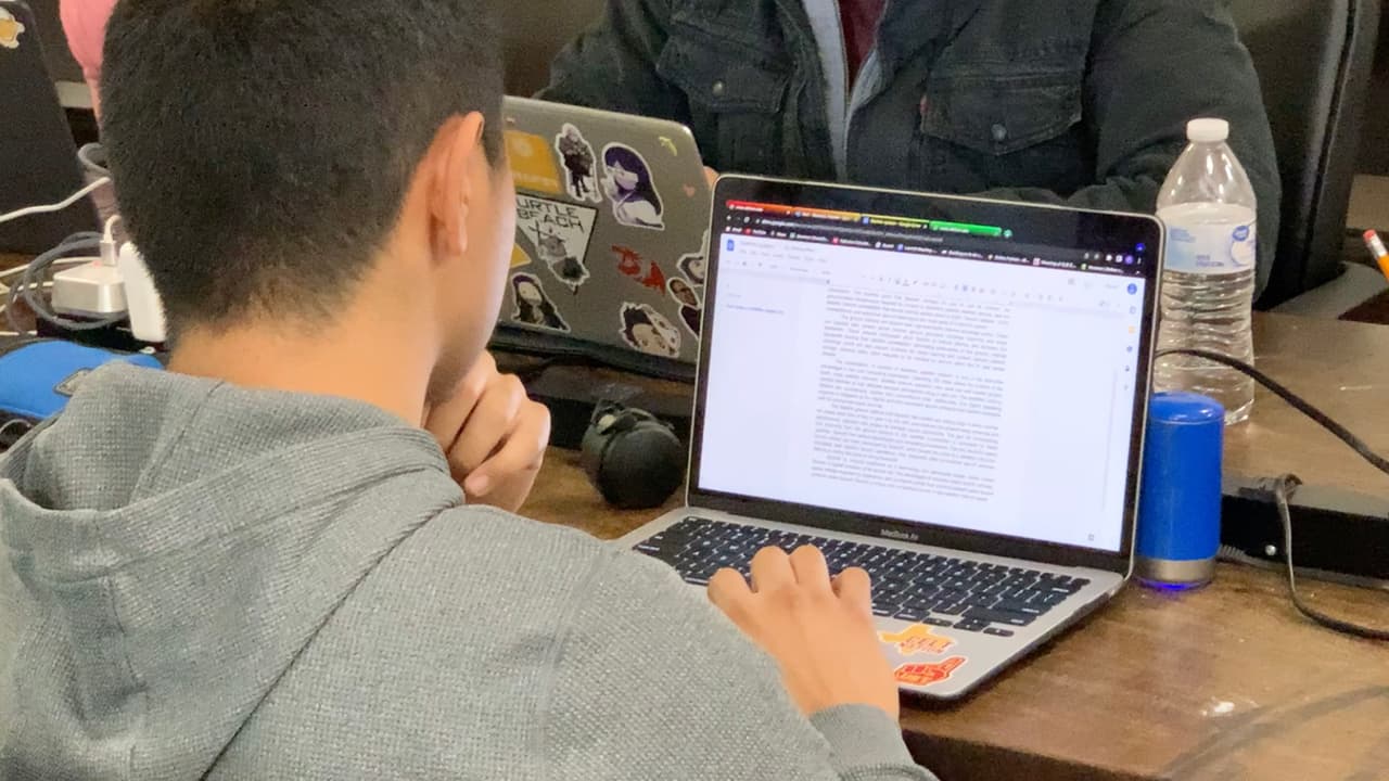 Para ganar la beca, los estudiantes tendrán que participar en un concurso en el que 
<b>deberán identificar un problema en su comunidad y crear un plan para resolverlo.</b>