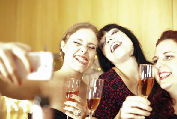 11. No mezcles 'selfies' con alcohol. Tomas un par de drinks de más y ya empieza el photo shoot.
