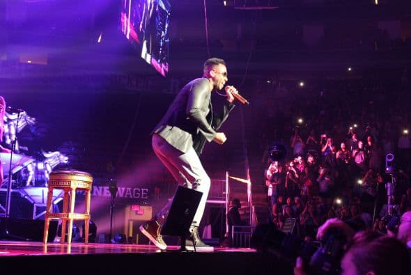 El Rey de la Bachata tuvo casa llena en el Toyota Center este miércoles, ve aquí las mejores imágenes de la noche.