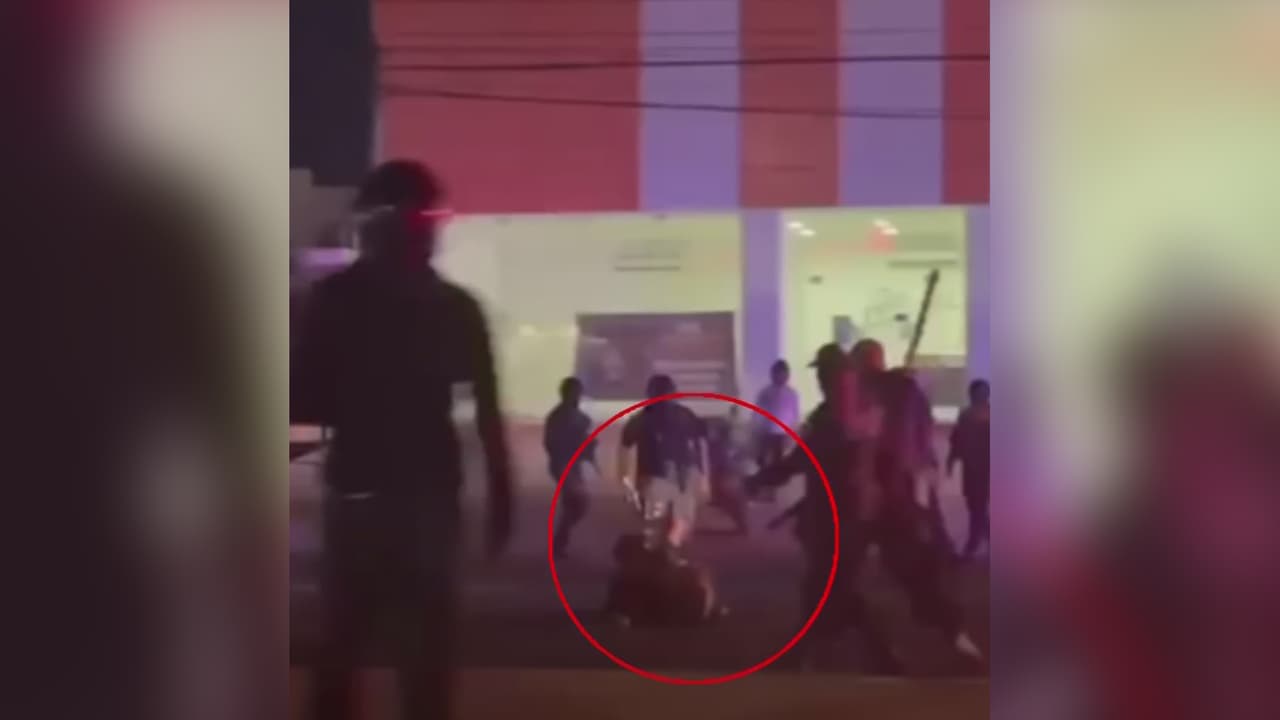 <b>Momentos de terror: Autobús con pasajeros fue secuestrado a punta de cuchillo</b>
<br>
<br>En video quedó grabado cómo el sujeto amenazó con un cuchillo y luego forcejeó con el personal de seguridad de una central de autobuses en México. Todo comenzó cuando el delincuente intentó asaltar a una mujer en una plaza comercial.