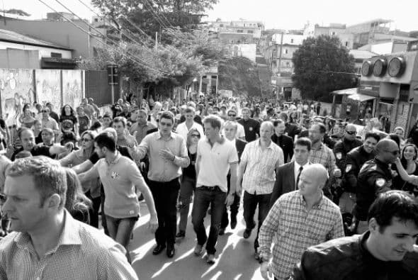 El príncipe Harry también dio de qué hablar en su visita a Río de Janeiro. Donde su sencillez resaltó en sus visitas a zonas peligrosas y pobres.