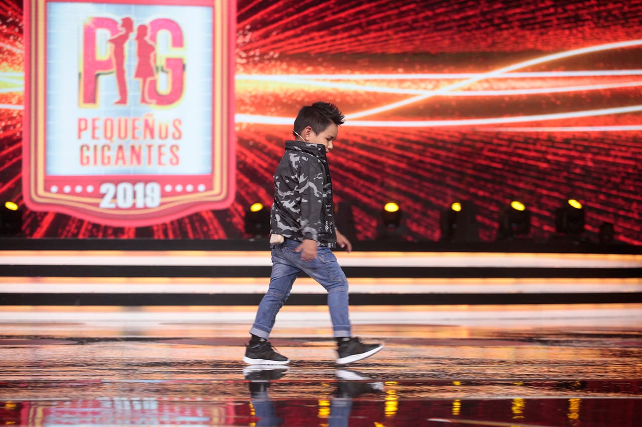 Antes de dejar el escenario, el pequeño acertó a decir: "Yo también los quiero a todos".