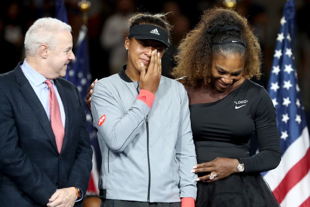 "No abucheen más, pasemos por encima de esto" dijo Serena Williams (derecha) tras la reacción del público tratando de calmar el ánimo.