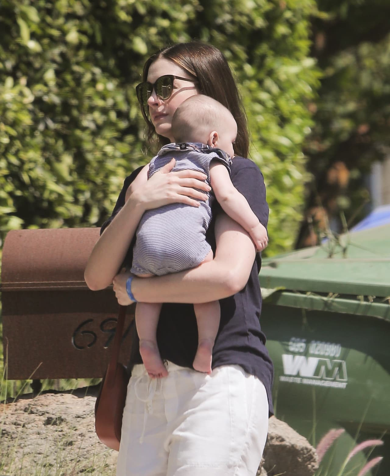 Y presenciamos lo natural que se le da a Anne estar con su bebito.