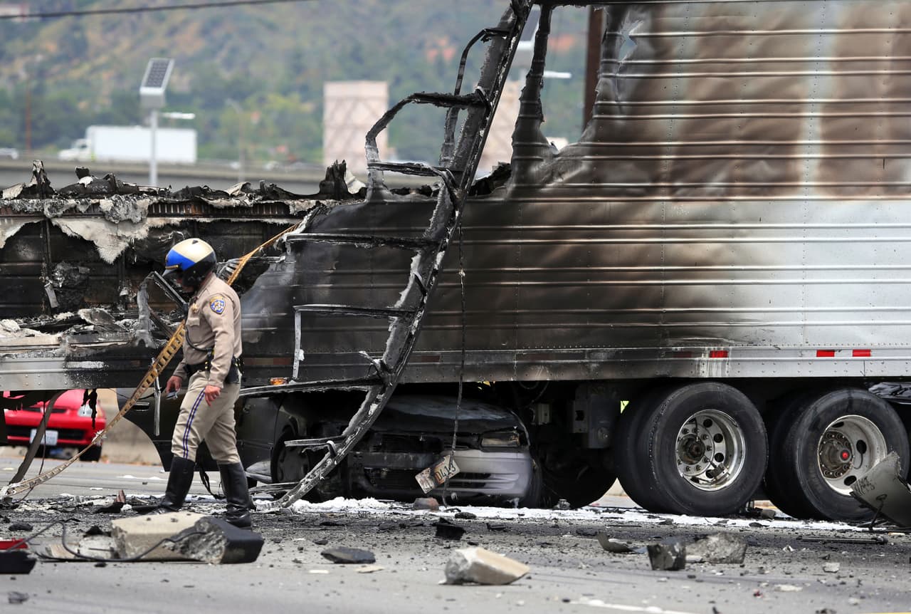 Un camión de carga quedó incinerado.