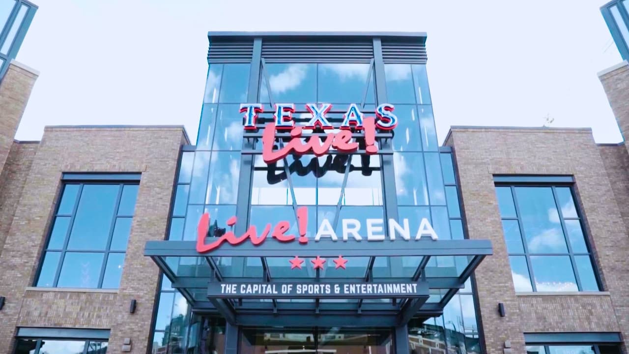 <h2 class="cms-H2-H2">Texas Live! </h2>
<br>Tiene restaurantes, música tejana en vivo y pantallas para no perderte ningún partido. Es uno de los fans zone más concurridos tiene una enorme pantalla de 100 pies.
<br>📍
<a href="https://www.google.com/maps/place/Texas+en+Vivo!/@32.7493635,-97.0875302,17z/data=!3m1!4b1!4m6!3m5!1s0x864e877a2d1876bb:0xdf6108236f38bb9!8m2!3d32.749359!4d-97.0849553!16s%2Fg%2F11gdwyn5xv?entry=ttu" target="_blank">1650 E Randol Mill Rd</a>, Arlington, TX 76011
<br>🍔 Hay una variedad de restaurantes y bares, aquí puedes consultar 
<a href="https://texas-live.com/eat-and-drink/live-arena/live-arena-menu" target="_blank">el menú</a>. 
<br>⏰ El horario varía entre los restaurantes.